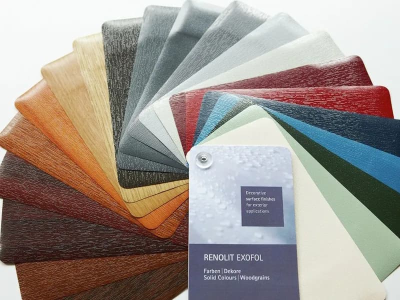 Abanico de muestras de foliado para perfiles de PVC: vetas de madera, tonos sólidos y metalizados