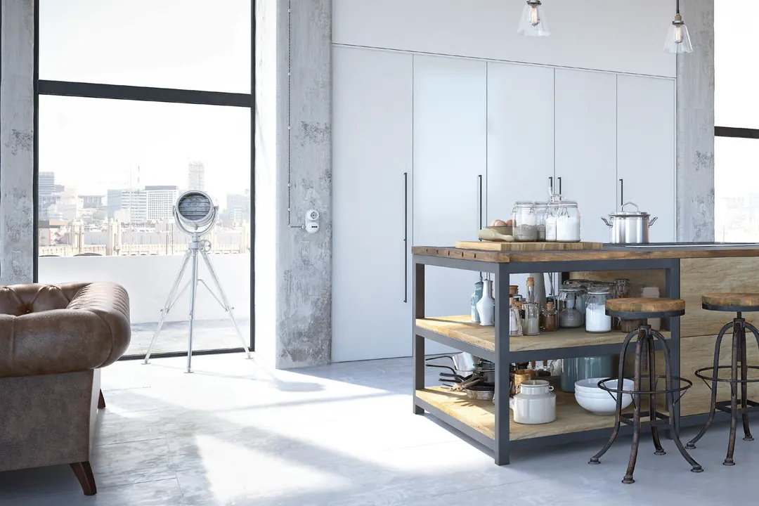Cocina y comedor de doble altura con cancelería corrida de piso a techo hacia la ciudad
